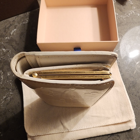 LOUIS VUITTON PASTEL YELLOW MONOGRAM LEATHER VERNIS KISSLOCK WALLET W D BAG+BOX - Picture 6 of 16